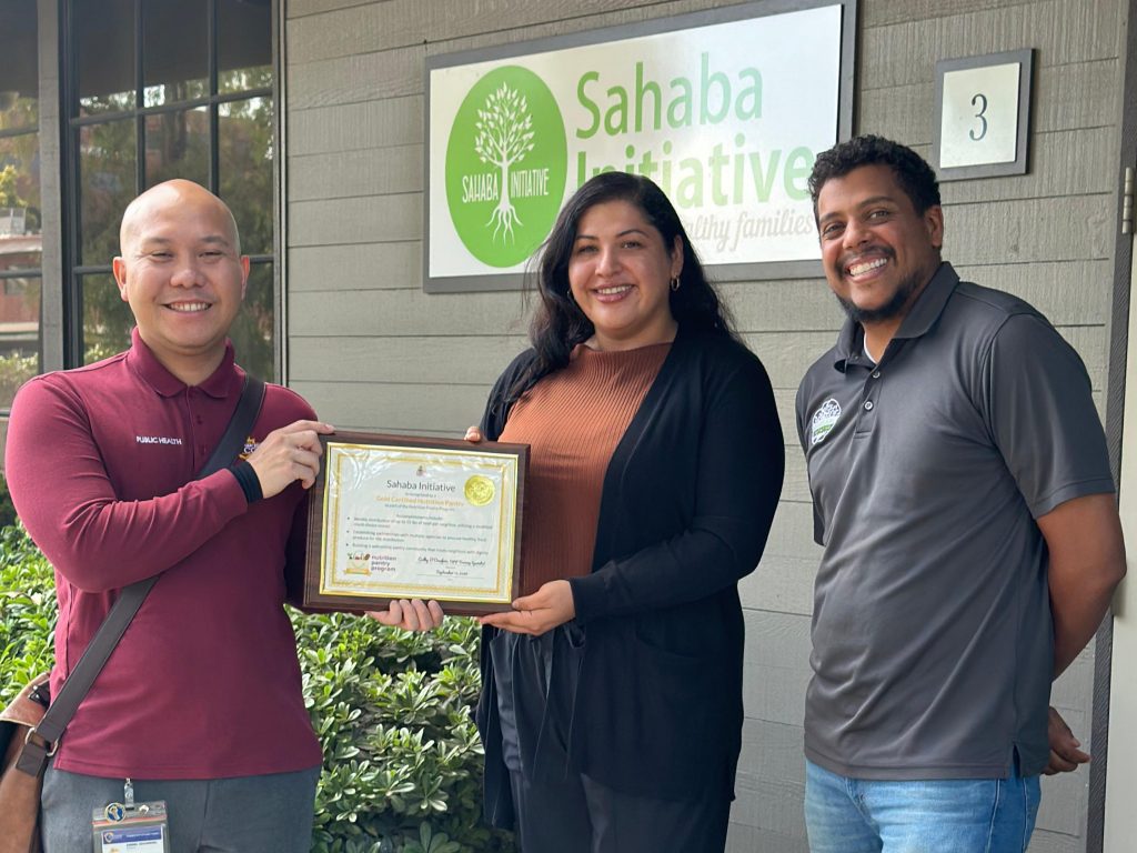 Registered Dietitian, Daniel Sihombing, presenting gold certification award to the Sahaba Initiative Pantry. 